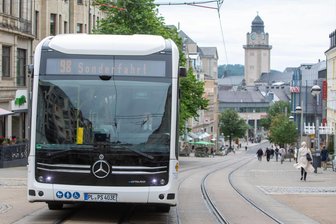In Plauen starten die ersten Elektro-Busse: Was bedeutet das für die Straßenbahn? - Neu im Plauener Stadtbild: Der Straßenbahnbetrieb hat vier Elektro-Busse erworben, die künftig die Diesel-Modelle ersetzen sollen.