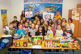 In Plauen starten die ersten Spendentransporte in die Ukraine - Die Klasse 4a der Rückert-Grundschule beteiligt sich an der Spendenaktion der Stadt Plauen für die ukrainische Stadt Solotonoscha. Im Plauener Paulushaus werden am Sonntag von 13 bis 18 Uhr weitere Spenden für diese Aktion angenommen.