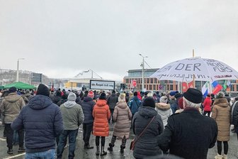 In Plauen wird wieder demonstriert - Nach der ersten Kundgebung des Jahres auf dem Plauener Neustadtplatz begaben sich die Teilnehmer auf einen Demonstrationszug durch die Stadt.  