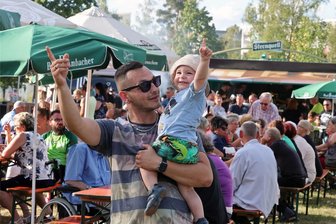 In Plauener Plattenbaugebiet soll sich was tun: Welche Zukunft hat das Mammengebiet? - Dominik Küfner schaute mit Söhnchen Jamie zum Fest im Mammengebiet vorbei. In der Plauener Ostvorstadt fühlt er sich zuhause.