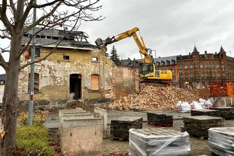 In Reichenbach verschwindet ein Stück Geschichte: Warum 100.000 Bahnreisende in Postkutschen umsteigen mussten - Der Abriss des ehemaligen Poststalls der Vogtländischen Transportanstalt an der Dammsteinstraße in Reichenbach geht voran. Rechts hinten das einstige Hotel „Wettiner Hof“.