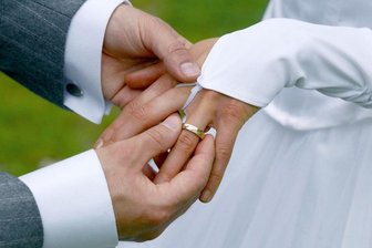 In Reichenbach wurden im vorigen Jahr 114 Ehen beurkundet - 113-mal haben Paare im vergangenen Jahr in Reichenbach und seinen Ortsteilen geheiratet. Die meisten haben sich wahrscheinlich traditionell Eheringe über die Finger gesteckt. Zudem wurde in der Neuberinstadt eine von Deutschen im Ausland geschlossene Ehe nachbeurkundet.