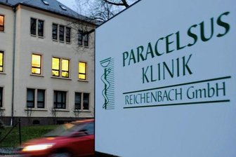 In Reichenbacher Klinik gehen Ende März die Lichter aus - Die insolvente Paracelsus Klinik Reichenbach stellt mit dem 31. März 2023 ihren Betrieb ein. Die Idee, nahtlos ein Gesundheitszentrum am alten Standort an den Start zu bringen, ist gescheitert.