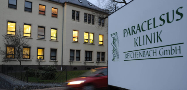 In Reichenbacher Paracelsus-Klinik gehen Ende März die Lichter aus - Die insolvente Paracelsus Klinik Reichenbach stellt mit dem 31. März 2023 ihren Betrieb ein. Die Idee, nahtlos ein Gesundheitszentrum am alten Standort an den Start zu bringen, ist gescheitert. 