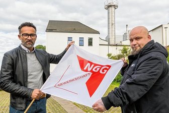 In Rekordgeschwindigkeit zum Tarifabschluss in Olbernhauer Molkerei - Thomas Lißner von der Gewerkschaft NGG und Mirko Blaschke (rechts) von der Molkerei Olbernhau haben für einen Tarifvertrag gekämpft.