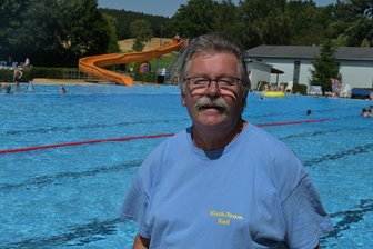 In Rente, aber nicht im Ruhestand: Peter Lis und sein Kiosk im Freibad Mülsen - Peter Lis betreibt den Kiosk im Sommerbad Mülsen. Bei ihm gibt es nicht nur Pommes.