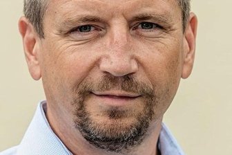 In Rochlitz gibt es einen Wünschebaum für Kinder von Eltern mit keiner so dicken Brieftasche - Heiko Dost will Kindern eine Freude bereiten. Deshalb hat der CDU-Stadtrat eine Wünschebaum-Aktion ins Leben gerufen.