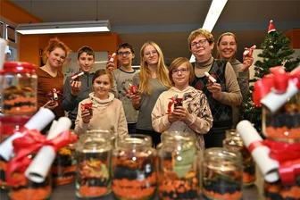 In Rochlitz gibt es Linsensuppe im Glas: Für Wärme im Bauch wie im Herzen - Sie haben geholfen, die Gläser für die Dankeschön-Linsensuppe zu befüllen (v.l.): Emily Altmann, Bruno Pollmer, Alice Püschel, Oliver Engelbrecht, Nele Leichsenring, Matti Leichsenring, Sieglinde Schmidt und Annika Bauer.
