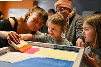 In Rochlitz kommen per Siebdruck Motive auf Shirts und Taschen - Marika Krüger vom Verein Artenreich bedruckte mit Wilka und Elma (v. l.) Shirts.
