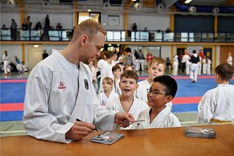 In Rochlitz müssen Sportler künftig wohl mehr für die Nutzung der Turnhallen zahlen - Sportler unterschiedlicher Couleur nutzen die Regenbogen-Halle, auch die Karateka. Nun werden wohl die Entgelte erhöht.