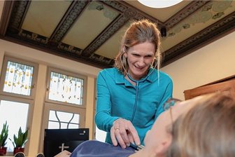In Rodewischer Arztpraxis wird der Aufenthalt im Wartezimmer zum Kunstgenuss - Patienten auf der Behandlungsliege schauen direkt an die Kassettendecke, die von Sonnhild Müller aus Plauen restauriert wurde. Ärztin Dr. Kathrin Kusche praktiziert seit Montag im "Haus am Gesundbrunnen".