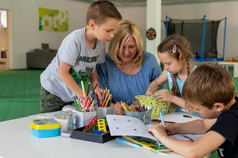 In Rodewischer Treff dürfen sich ukrainische Kinder zu Hause fühlen - Die Ukrainerin Lubov Schmalfuß lebt seit 17 Jahren im Vogtland. Die Kindergärtnerin aus Treuen malt, bastelt und betreut im Begegnungszentrum ehrenamtlich Kinder wie den sechsjährigen Hryhorii Shevel, Zlata Brushenko (5) und Zakhar Yaroshenko.