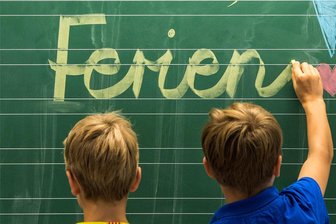 In Sachsen beginnen die nächsten Sommerferien überraschend - "Schöne Ferien!": Bei der Urlaubsplanung ist in Sachsen im kommenden Jahr allerdings einiges zu beachten. 