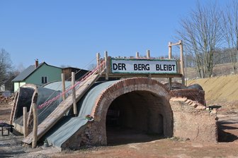 In Sachsen einzigartig: Wie ein Industriedenkmal im Wildenfelser Zwischengebirge vor dem Verfall gerettet wird - Der erste Bauabschnitt bei der Sanierung des Ringbrandkalkofens in Grünau ist abgeschlossen.