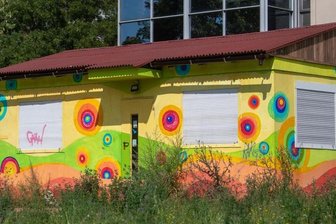            Ein bunter Container steht auf einer freien Fläche im Plattenbaugebiet Grünau in Leipzig. Hier soll zukünftig der Campus für die erste Gemeinschaftsschule in Sachsen entstehen.