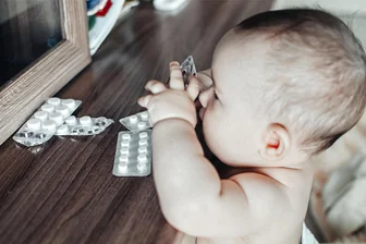 In Sachsen gibt es mehr Medikamentenvergiftungen - Da haben die Eltern schlecht aufgepasst.