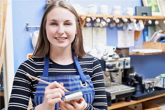 In Sachsen gibt es noch viele Ferienjobs - Ein Ferienjob als Barista. Foto: 123rf