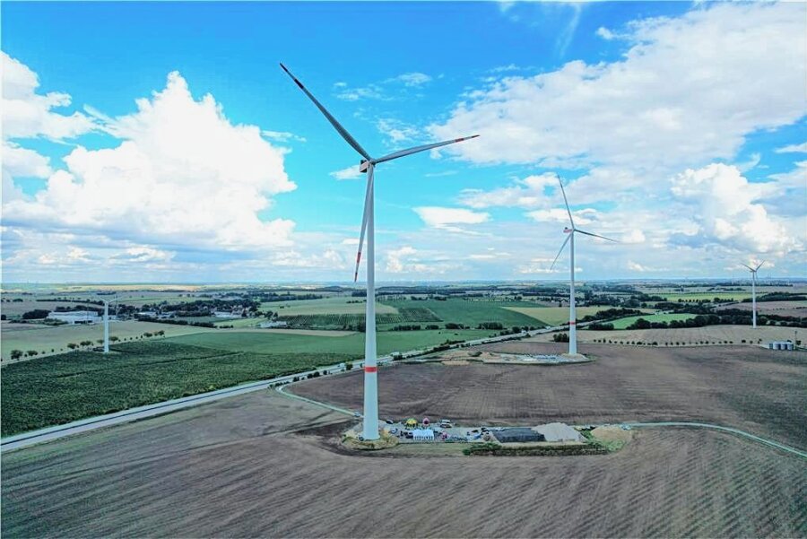 In Sachsen ging 2023 noch kein einziges neues Windrad ans Netz - Ein Windpark nahe der Stadt Leisnig an der Autobahn zwischen Leipzig und Dresden. Hier wurden im vergangenen Jahr zwei neue Windräder errichtet. Foto: Eurowind Energy