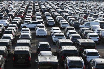 In Sachsen werden deutlich mehr E-Autos zugelassen - Auf Halde: Neuwagen an einem Pkw-Verteilzentrum. Sachsen verzeichnete 2025 eine rückläufige Zahl an Erstzulassungen.