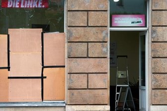 In Sachsen werden die meisten Politikerbüros attackiert - Dieses Büro der Linken in Freital wurde im September attackiert, eine große Fensterscheibe ging zu Bruch.