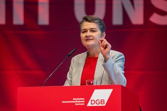 „In Sachsen wird viel gestreikt, und das ist gut so“: Wo die neue DGB-Vorsitzende Daniela Kolbe trotzdem Gemeinsamkeiten mit Arbeitgebern sieht - Daniela Kolbe wandte sich in ihrer Bewerbungsrede auf dem DGB-Bezirkskongress gegen „Vorschläge aus der Mottenkiste“ zur Verlängerung der Arbeitszeit.