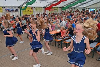 In Sayda heißt es erneut: Say da bei! - Stimmung im Festzelt mit den Grazy-Dance-Girls und der Dance Company.