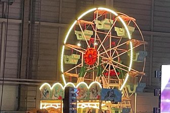 In Sayda steht erstmalig ein Riesenrad - Das Riesenrad auf dem Flughafen München. Dort wurde es zu einer Firmenfeier der Lufthansa im Mai engagiert.