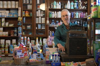 In Saydas Central-Drogerie werden noch etliche bewährte DDR-Mittelchen verkauft - Thomas Beyer betreibt die Central-Drogerie in Sayda. Sie ist aus vielen Gründen etwas Besonderes.