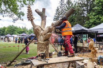 In Scheibenberg fliegen die Späne: Holzbildhauer zeigen ihr Können - Rene Müller mit seinem fast fertigen Projekt "Kalkofen in Pähla im Wandel der Zeit".