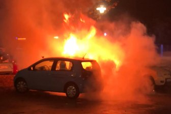 In Schneeberg brennen wieder Autos - Stadt setzt Belohnung für Hinweise aus - Am frühen Donnerstagmorgen musste die Schneeberger Feuerwehr erneut zu zwei Fahrzeugbränden ausrücken.