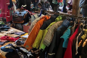In Schönbach steigt der erste Flohmarkt - Unter anderem Kindersachen werden am Samstag beim Flohmarkt in Schönbach angeboten.
