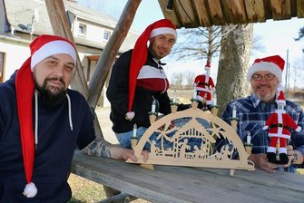In Schönberg schaut am Sonntag der Weihnachtsmann vorbei - Gut vorbereitet auf den Weihnachtsmarkt sind Erik Herrmann, Marcel Schneider und Sven Ehrhardt (von links). Ab 14 Uhr wird es am Sonntag am Bürgerhaus in Schönberg weihnachtlich zugehen. 