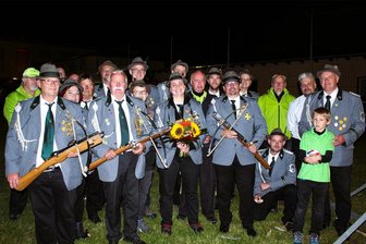 In Schönerstadt hat jetzt eine Frau die Krone auf - Erst in den Abendstunden stand fest, dass Kristin Schmidt (Mitte) die neue Schützenkönigin von Schönerstadt ist.