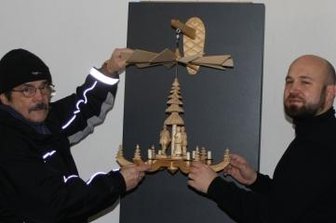 In Schönfels beginnt jetzt  die Zeit der Pyramiden - Peter Laube (links) und Christian Landrock an einer traditionellen Hängepyramide in der Ausstellung. 
