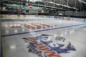 In Schönheide geht die Eiszeit bis Ende März - Die Eishalle in Schönheide. 