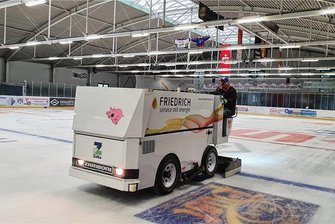 In Schönheide wird die Eishallen-Nutzung teurer - Erst vor wenigen Tagen wurde im Schönheider Kunsteisstadion aufgeeist.