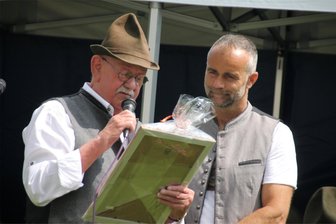 In Schönheide wird Gedenkstein für Anton Günther eingeweiht - Anton-Günther Lehmann ist der Enkel des Liederdichters. Marek Plachy ist der aktuelle Inhaber der „Draakschenk“ in Breitenbach.