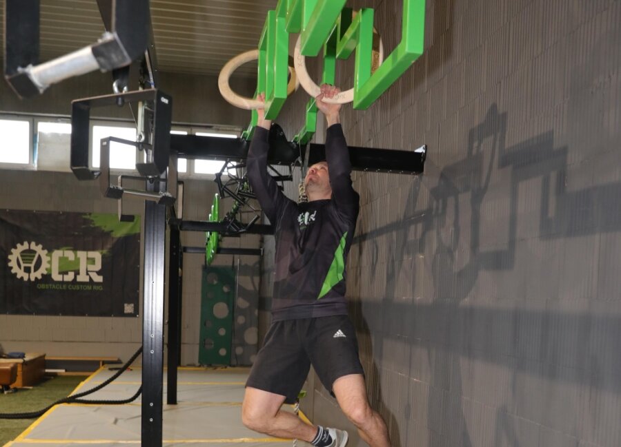 In Schwarzenberg entsteht ein Ninja-Warrior-Parcours - Dieses Hindernis nennt sich der heiße Draht. Der Sportler muss hier sein Körpergewicht über die verschiedenen Ebenen einer verkanteten Stange transportieren.