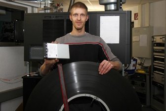 In Schwarzenberg läutet James Bond eine neue Kino-Ära ein - Vergangenheit und Gegenwart liegen weit auseinander: Bis zu acht Kilometer lang ist eine Filmrolle. Heute kommen die Kino-Streifen von einer Festplatte - nicht größer als eine Videokassette. In Schwarzenberg bedient Vorführer Tomas Mach einen neuen 4K-Projektor (hinten im Bild).