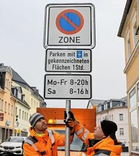 In Schwarzenbergs Altstadt gilt ab sofort eine neue Parkregelung - In Höhe der Stadtinfo brachten Toni Schwarze (l.) und Uwe Singer vom Bauhof die neue Beschilderung an, die ab dort in der Altstadt gilt. Aus Richtung Bahnhofsberg steht das Schild Zonenhaltverbot am Unteren Tor. 