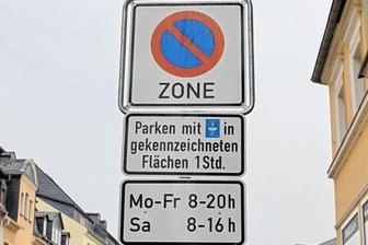 In Schwarzenbergs Altstadt gilt ab sofort eine neue Parkregelung - In Höhe der Stadtinfo brachten Toni Schwarze (l.) und Uwe Singer vom Bauhof die neue Beschilderung an, die ab dort in der Altstadt gilt. Aus Richtung Bahnhofsberg steht das Schild Zonenhaltverbot am Unteren Tor. 
