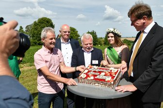 In Seelitz startet Sachsens Erdbeersaison - und man kann jetzt wieder selbst pflücken - Blütenkönigin Alida beim Anschneiden der Erdbeertorte mit (v. r.) Minister Georg-Ludwig von Breitenbuch, Jörg Geithel (Vorsitzender Obstbauverband), Dr. Lothar Beier, 1. Beigeordneter im Landkreis, und dem Seelitzer Bürgermeister Thomas Oertel.