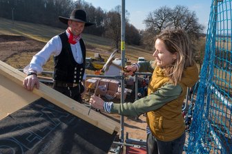 In Seiffen entsteht ein Feriendorf: Der letzte Nagel in der Erzalm sitzt - Mit kräftigen Hammerschlägen versenkte Bianca Lorenz den symbolischen letzten Sparrennagel im Dachstuhl, nachdem ihr Ehemann Manuel Lorenz den Richtspruch verlesen hatte.