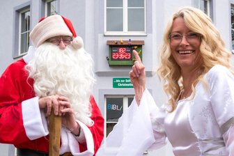 In Seiffen läuft der Countdown bis Heilig Abend - Weihnachtsmarkt soll stattfinden - Weihnachtsmann und Engel haben in Seiffen den Countdown bis Weihnachten gestartet.