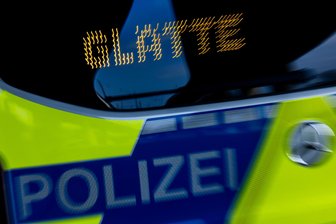 In Seitengraben gerutscht: Autofahrerin bei Unfall nahe Lengenfeld verletzt - Bei einem Unfall auf der B 94 ist am Samstagmorgen eine Autofahrerin verletzt worden.