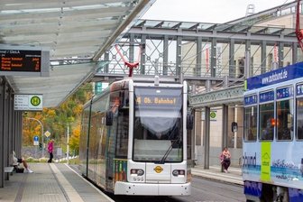In sieben Jahren vom Millionengewinn zur Fast-Pleite - Plauener Straßenbahnen am Postplatz. Dem städtischen Verkehrsunternehmen geht das Geld aus. Die Kommune muss aushelfen.