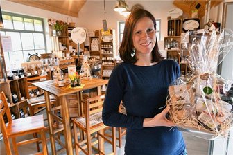 In Sohra wird Saft im eigenen Labor kontrolliert - Claudia Scharff führt mit Familie den Dreiseithof mit Hofladen in Sohra. 