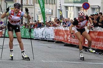 In sommerlichem Outfit: Wintersportler jagen über den Asphalt -