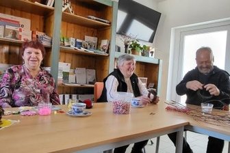 In Stützengrün gibt es wieder Hutzentreffs - "Hutzentreff Plus" in neugestalteten Raum. Von links: Barbara Winkler, Renate Leistner, Treffleiter Matthias Preiß und Wilfried Löffler. 