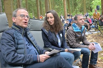 In Stützengrün ist Pfingstmontag der 104. Waldgottesdienst gefeiert worden - Hauptredner ist Steffen Kern (l.) mit Claudia und Michael Hochmuth, Gemeinschaftsleiter der Landeskirchlichen Gemeinschaft Stützengrün.
